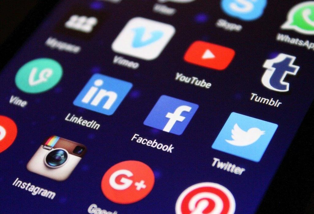 सोसियल नेटवर्क दुने पेज थ्री